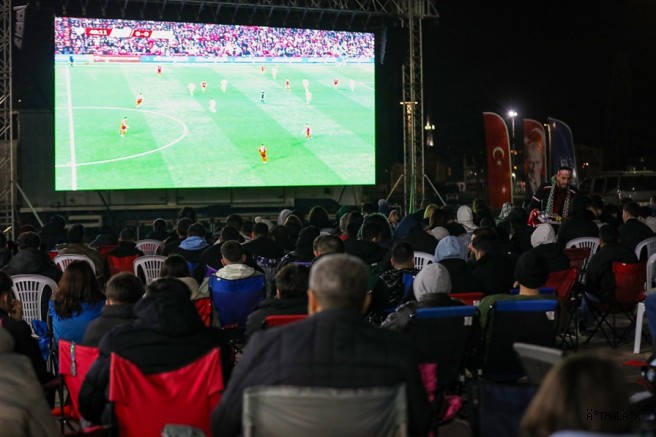 Bursa'da Dev Ekranda Milli Coşku