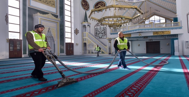 Bursa’daki Camilerde Ramazan Temizliği