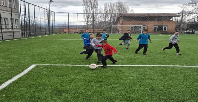 Büyükorhan'daki Halı Saha Sil Baştan Yenilendi