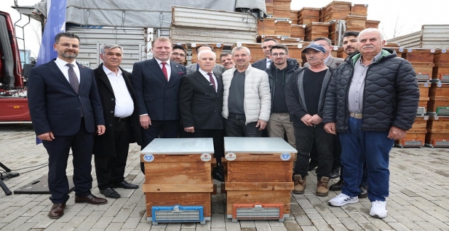 Büyükşehir'den Arıcılara Kovan Desteği