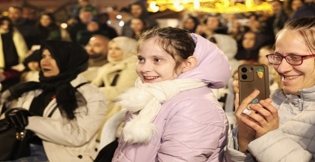 Hacivat İle Karagöz Gölge Oyunu İzleyiciden Tam Not Aldı