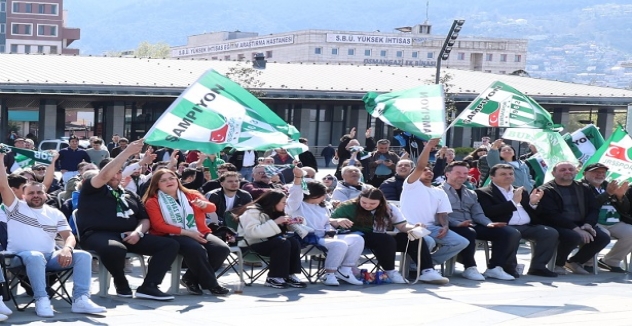 Osmangazi Meydanı’nda Bursaspor Coşkusu Zirve Yaptı