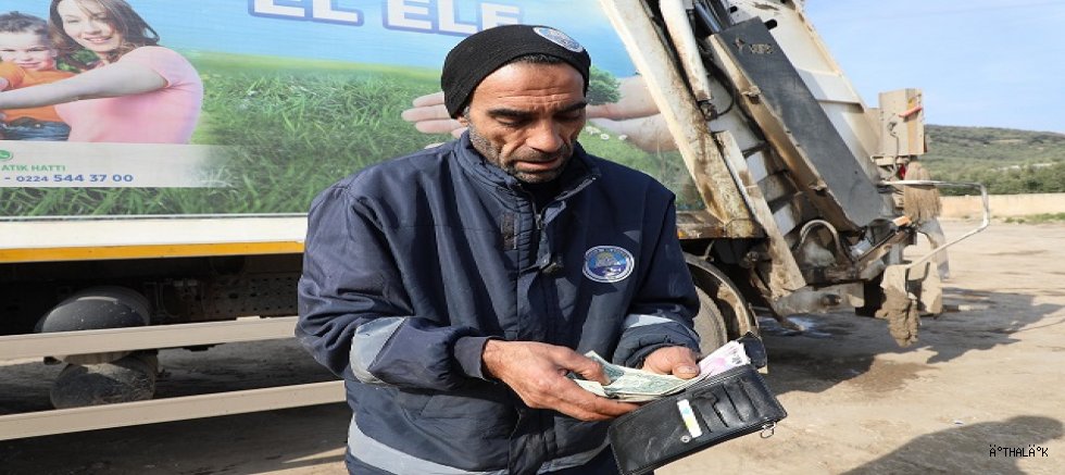 Çöpte Bulduğu Parayı Sahibine Teslim  Etti