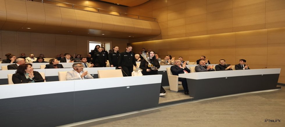 Nilüfer’in Genç Sporcuları Başarılarını Belediye Meclisinde Paylaştı