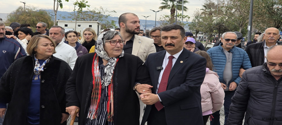 Pakize Anne Mudanya'da Denize Siyah Çelenk Bıraktı