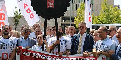 Atatürkçü Düşünce Derneği ABD Büyükelçiliğine Siyah Çelenk Bıraktı 