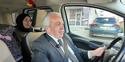 Başkan Şadi Özdemir “Anne Taksi”nin Direksiyonuna Geçti