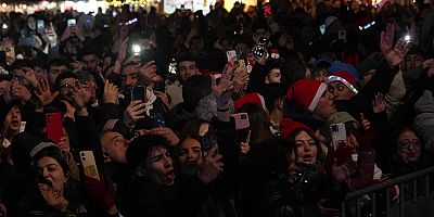 Bursa Yeni Yıl Meydanı’nda Yılbaşı Coşkusu