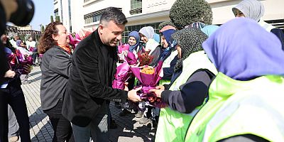 Büyükşehir'den Kadın Çalışanlara Çiçek Jesti