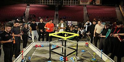 Geleceğin Mühendisleri VEX Robotics Yarıştı