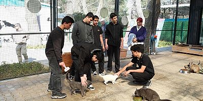 Gençlerden Patili Canlara Ziyaret