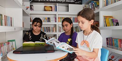 Gezici Kütüphane Çocukları Bilgiyle Donatıyor