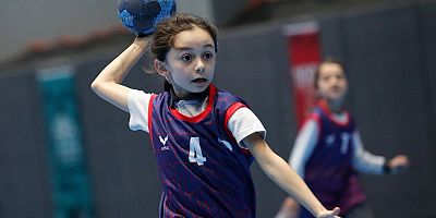 Hentbol ve Masa Tenisinde Kazananlar Kupa ve Madalyalarını Aldı