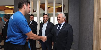 Hentbolcular Başarılarını Başkan Şadi Özdemir’le Paylaştı