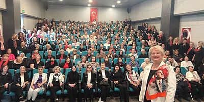 Kadınlar, Atatürk’ü Sevdiği Şarkılarla Andı