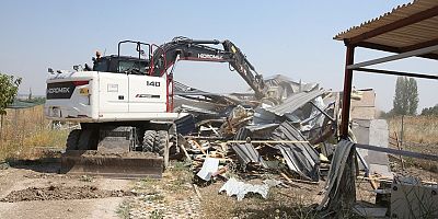 Kayapa’da İki Kaçak Yapı Yıkıldı