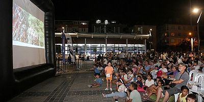 Küçükçekmece'de Açık Hava Sinema Günlerine Yoğun İlgi 