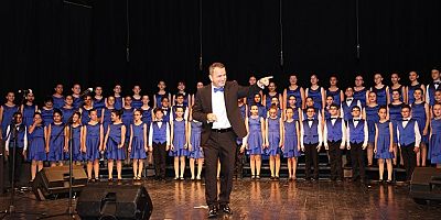 Nilüfer Çocuk ve Gençlik Koroları Yıl Sonu Konserinde Büyüledi