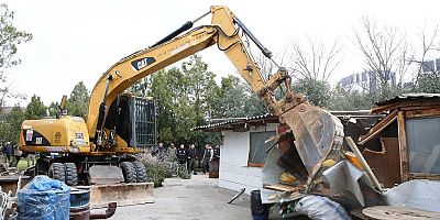 Nilüfer’de Kaçak Barakalar Yıkıldı