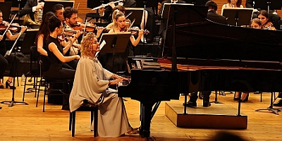 Nilüfer Senfoni Orkestrası İlk Konserinde Gülsin Onay'ı Ağırladı