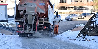 Osmangazi Belediyesi Ekipleri Tuzlama Çalışmalarını Sürdürüyor