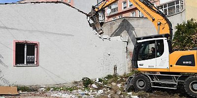 Osmangazi Belediyesi’nden Tarihi Koruyan Yıkım 