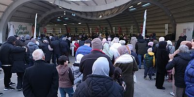 Osmangazi Belediyesi’nin İftar Sofrasında Yüzlerce Kişi Bir Araya Geldi 