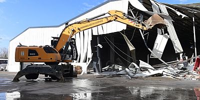 Osmangazi’de Tarım Arazilerindeki Kaçak Depolar Yıkılıyor 