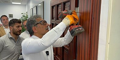 Şükrü Deviren makam kapısını söktü