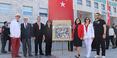 TMMOB Mimarlar Odası Bursa Şubesi Yönetimi, Atatürk Anıtı’na Çelenk Sundu