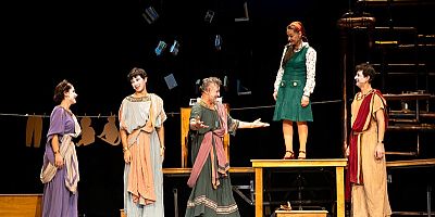 ‘Tomris: Bir Uyumsuz Öykü’, Seyirciyle Buluştu