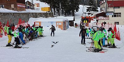 Uludağ’da Öğrencilerin Kayak Heyecanı