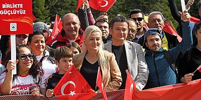 Uludağ’da Yüzlerce Kişi Cumhuriyetin İzinde Yürüdü