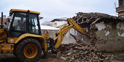 Yenişehir'de Metruk Binalar Yıkılıyor