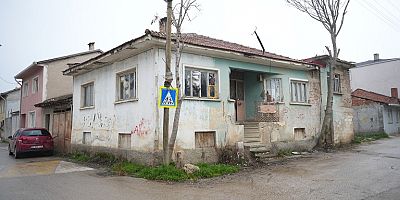 Yenişehir'de Okul Karşısındaki Metruk Bina Yıkıldı